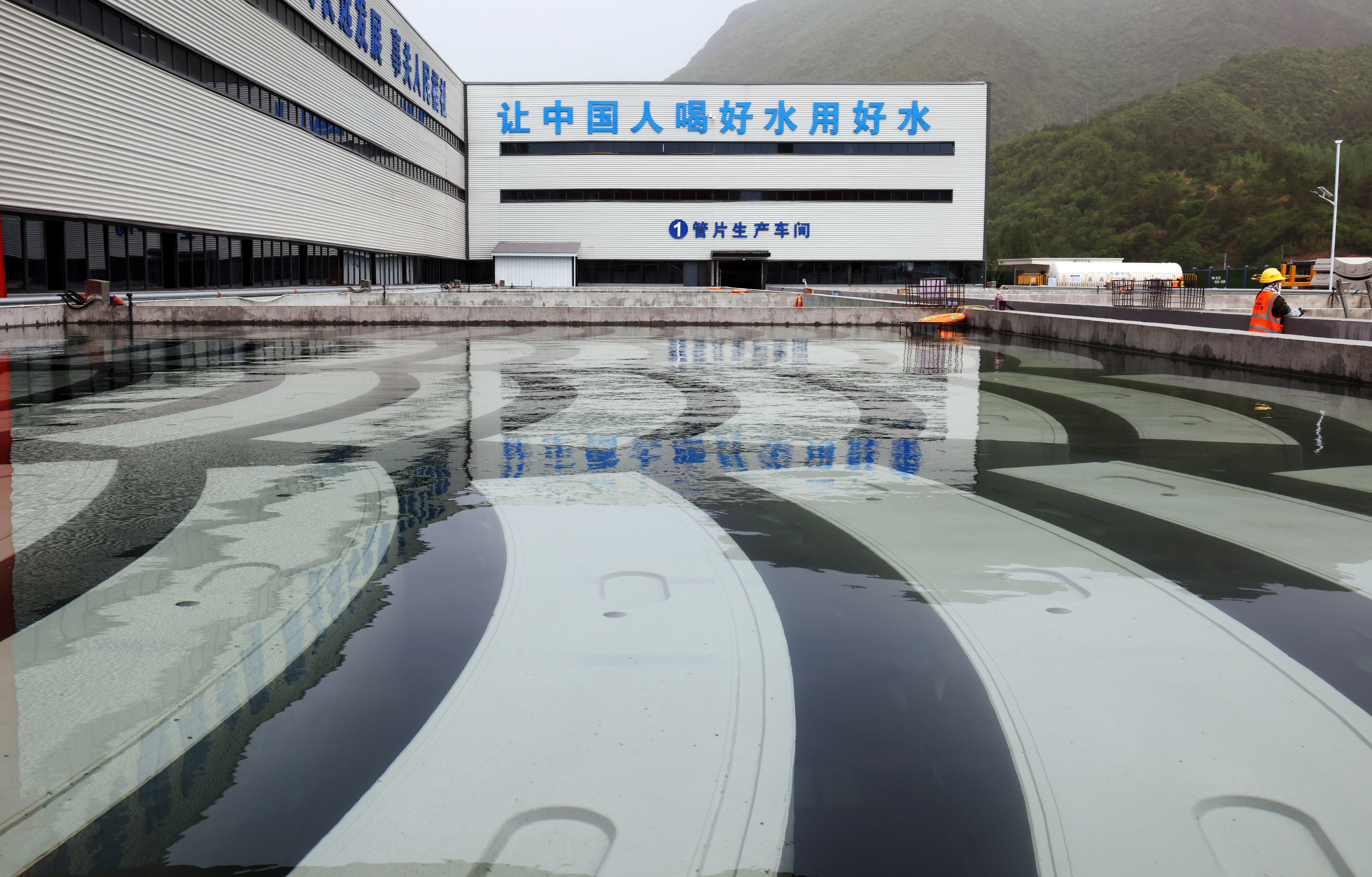 正在水養中的預制管片--趙興沛攝