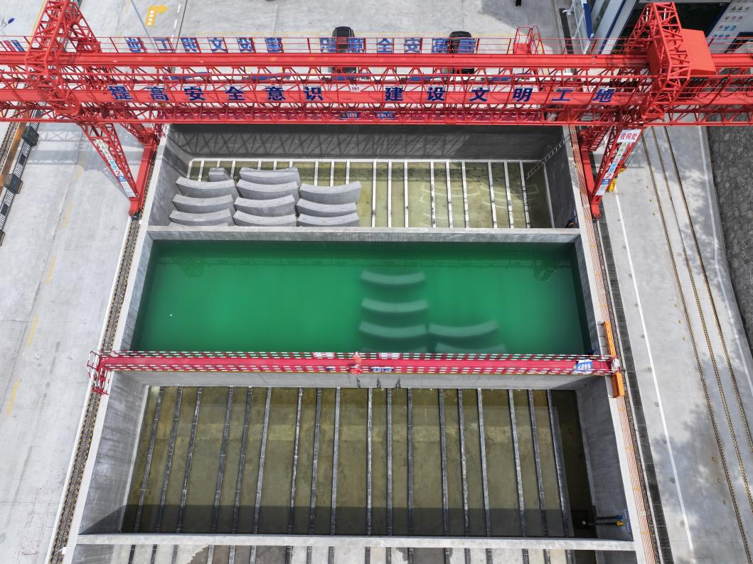 水養池對管片進行養護 水養池對管片進行養護